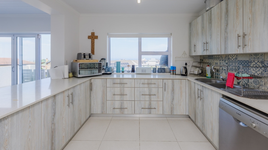 4 Bedroom Property for Sale in Oceanview Heights Western Cape